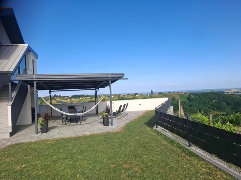 Trata in terasa z razgledom na vinograde in griče